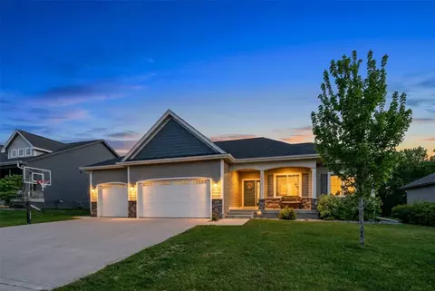930 Cardinal Dr, Polk City, IA 50226
