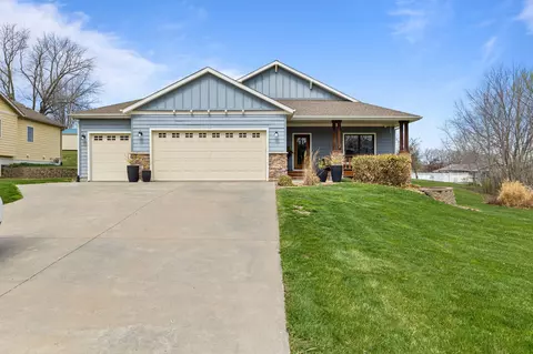 1435 S View Dr, Knoxville, IA 50138
