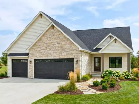 17539 N Valley Dr, Urbandale, IA 50322