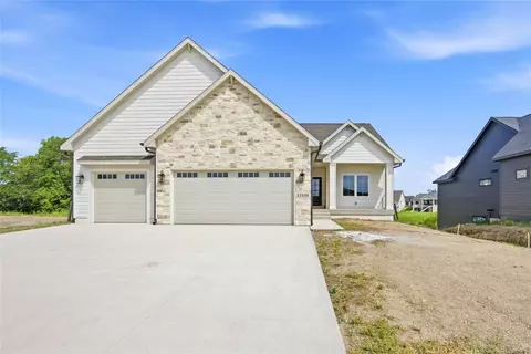 17539 N Valley Dr, Urbandale, IA 50322
