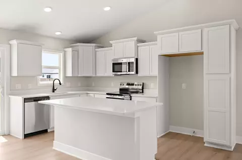 Kitchen - 4305 NE 5th St, Ankeny, IA 50021 photo 2 of 5