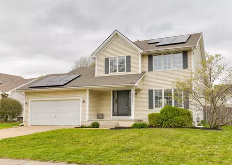 9221 Timberwood Dr, Johnston, IA 50131