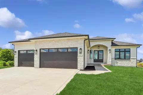 17527 N Valley Dr, Urbandale, IA 50323