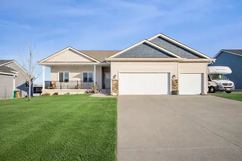 831 Lost Lake Dr, Polk City, IA 50226