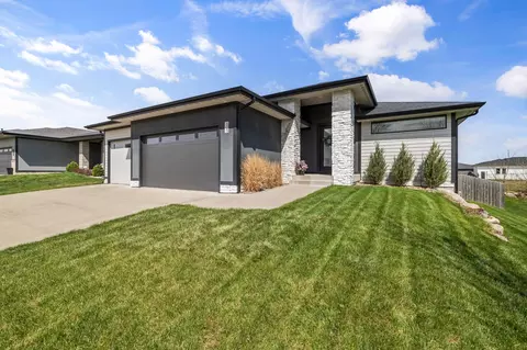 605 Daybreak Dr, Waukee, IA 50263