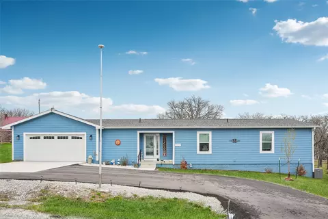 8137 Ivy St, Dexter, IA 50070