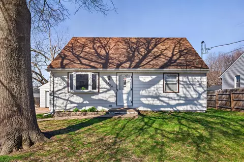 2400 E 39th Ct, Des Moines, IA 50317