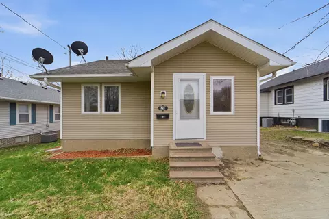 211 W 10th St S, Newton, IA 50208