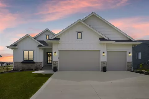 40 NW Valleyview Dr, Waukee, IA 50263
