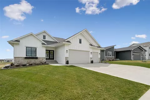 40 NW Valleyview Dr, Waukee, IA 50263