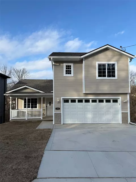 352 E Pleasant View Dr, Des Moines, IA 50315