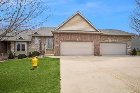 15414 Oakwood Dr, Urbandale, IA 50323