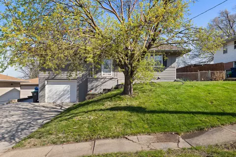 2412 Mansfield Dr, Des Moines, IA 50317