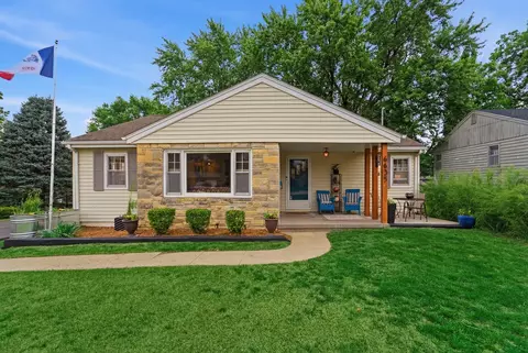 6635 Sunset Ter, Windsor Heights, IA 50324