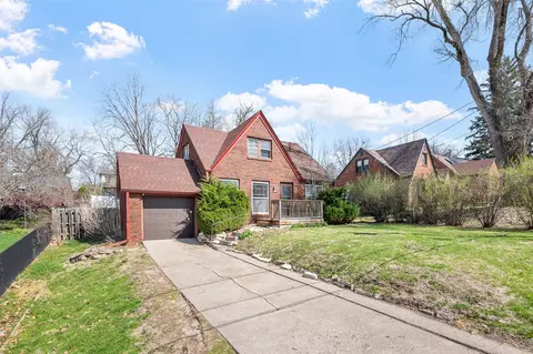 6531 Elmcrest Dr, Windsor Heights, IA 50324