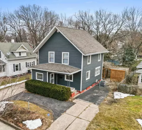 2411 E 9th St, Des Moines, IA 50316