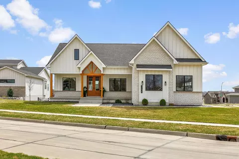 17530 Townsend Dr, Clive, IA 50325