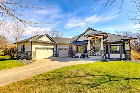 6713 Augustine Ct, Johnston, IA 50131