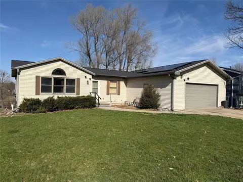 1215 E 8th St S, Newton, IA 50208