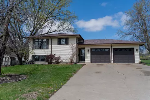 312 Pine Dr, Pella, IA 50219