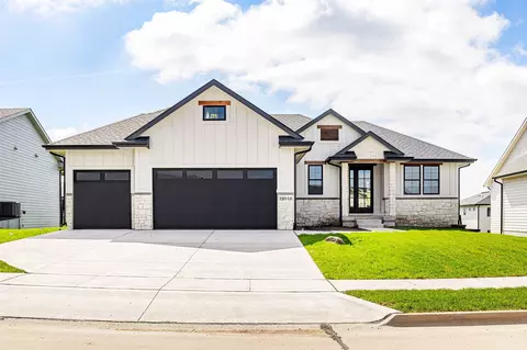 18048 Tanglewood Dr, Clive, IA 50325