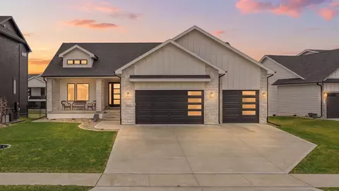 5021 148th Cir, Urbandale, IA 50323