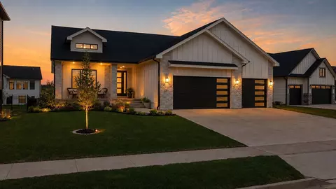 5021 148th Cir, Urbandale, IA 50323