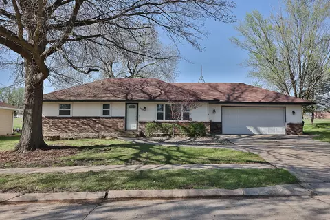 908 Brentwood Dr, Pella, IA 50219