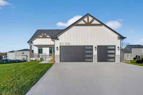 5108 154th Cir, Urbandale, IA 50323
