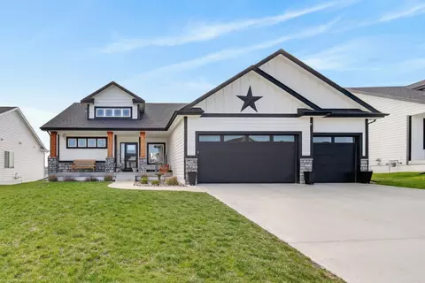 2930 Crescent Ridge Dr, Waukee, IA 50263