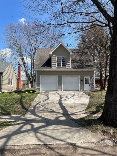 4017 Cambridge St, Des Moines, IA 50313