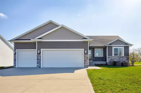 1506 Green Hills Dr, Norwalk, IA 50211