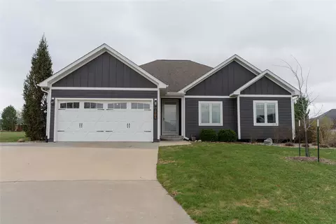 1706 Evening Ct, Pella, IA 50219