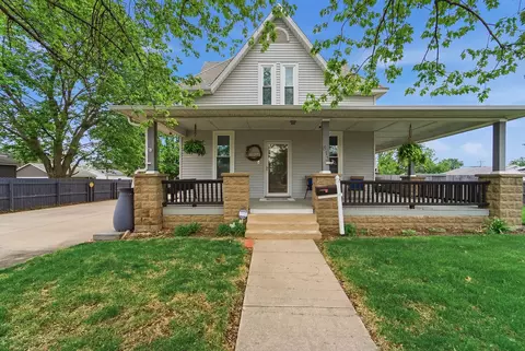 813 E Montgomery St, Knoxville, IA 50138