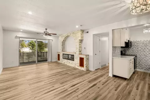 7815 Douglas Ave #305, Urbandale, IA 50322