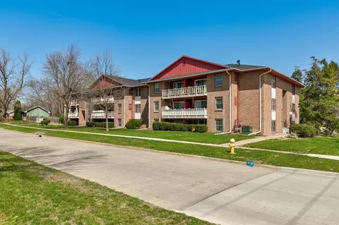 7815 Douglas Ave #305, Urbandale, IA 50322