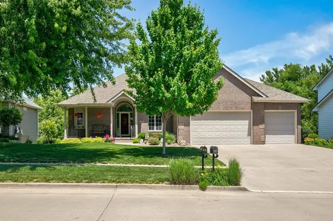 9119 Lenham Dr, Johnston, IA 50131