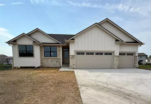 2505 NW Cedarwood Ct, Ankeny, IA 50023