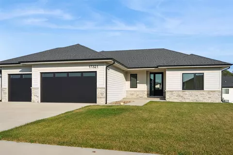 17321 N Valley Dr, Urbandale, IA 50323