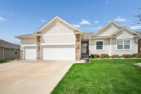 14315 Greenbelt Dr, Urbandale, IA 50323