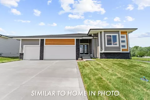 17815 Hickory Dr, Urbandale, IA 50323