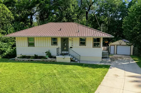 2525 27th St, Des Moines, IA 50310