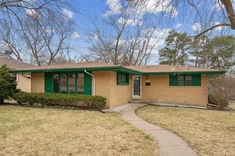 7422 Oak Brook Dr, Urbandale, IA 50322