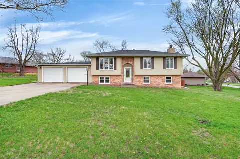 6723 NW 53rd St, Johnston, IA 50131