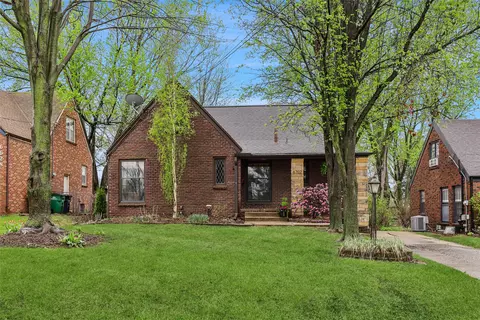 6702 Forest Ct, Windsor Heights, IA 50324