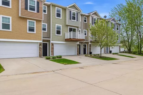 911 NE 49th Ln, Ankeny, IA 50021