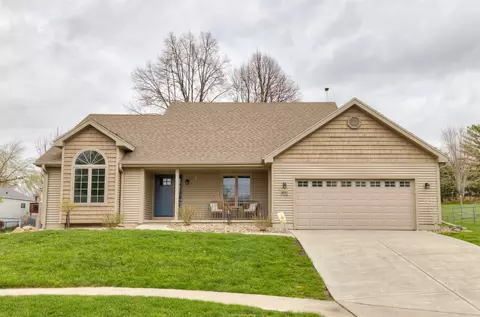 8011 Sheridan Dr, Urbandale, IA 50322