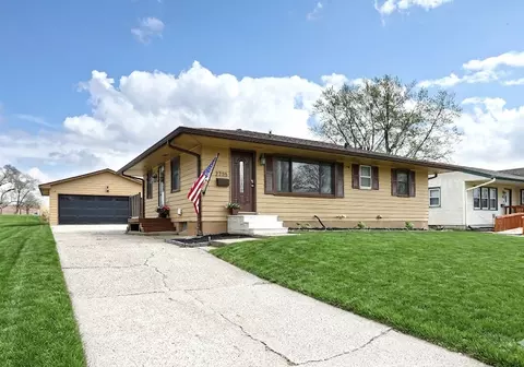 2705 E 40th Ct, Des Moines, IA 50317