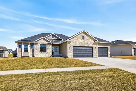 135 NW Alderleaf Dr, Waukee, IA 50263