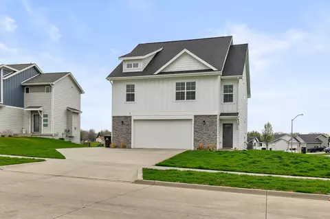 995 8th St, Waukee, IA 50263
